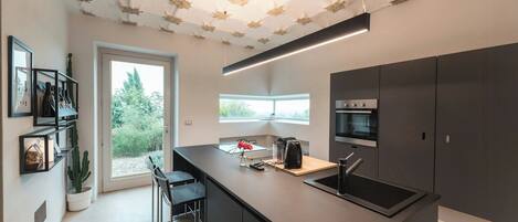 Microwave, oven, dishwasher, coffee/tea maker