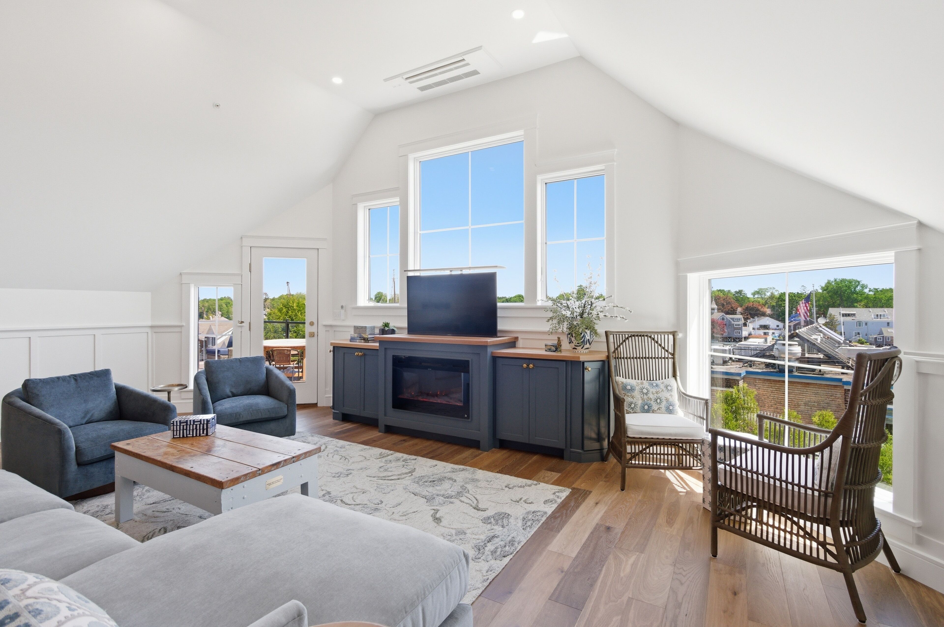 TV, fireplace