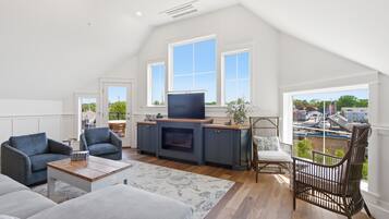 TV, fireplace