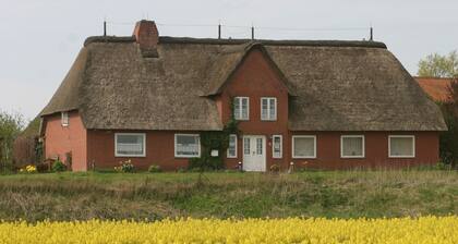 Living under a thatched roof, in the quiet neighborhood of Fahretoft, 8 km from the North Sea