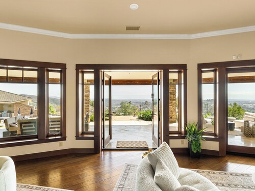Private Wine Country Resort, Ocean Views & Pool, Game Room, Sauna, Gym, Golf