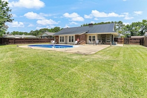 Exterior - Sugar Cane Ranch: Private Pool, Yard & Near Bragg (Fayetteville)