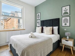1 Schlafzimmer, Schreibtisch, Bügeleisen/Bügelbrett, Reisekinderbett
