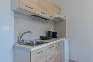 Departamento Deluxe, balcón, vista al jardín | Cocina privada | Frigobar 