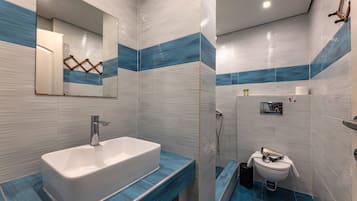 Luxury-Doppelzimmer, Balkon, Gartenblick | Badezimmer | Dusche, Haartrockner, Hausschuhe, Handtücher