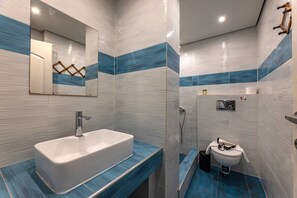 Habitación doble de lujo, balcón, vista al jardín | Baño | Regadera, secadora de cabello, pantuflas, toallas 