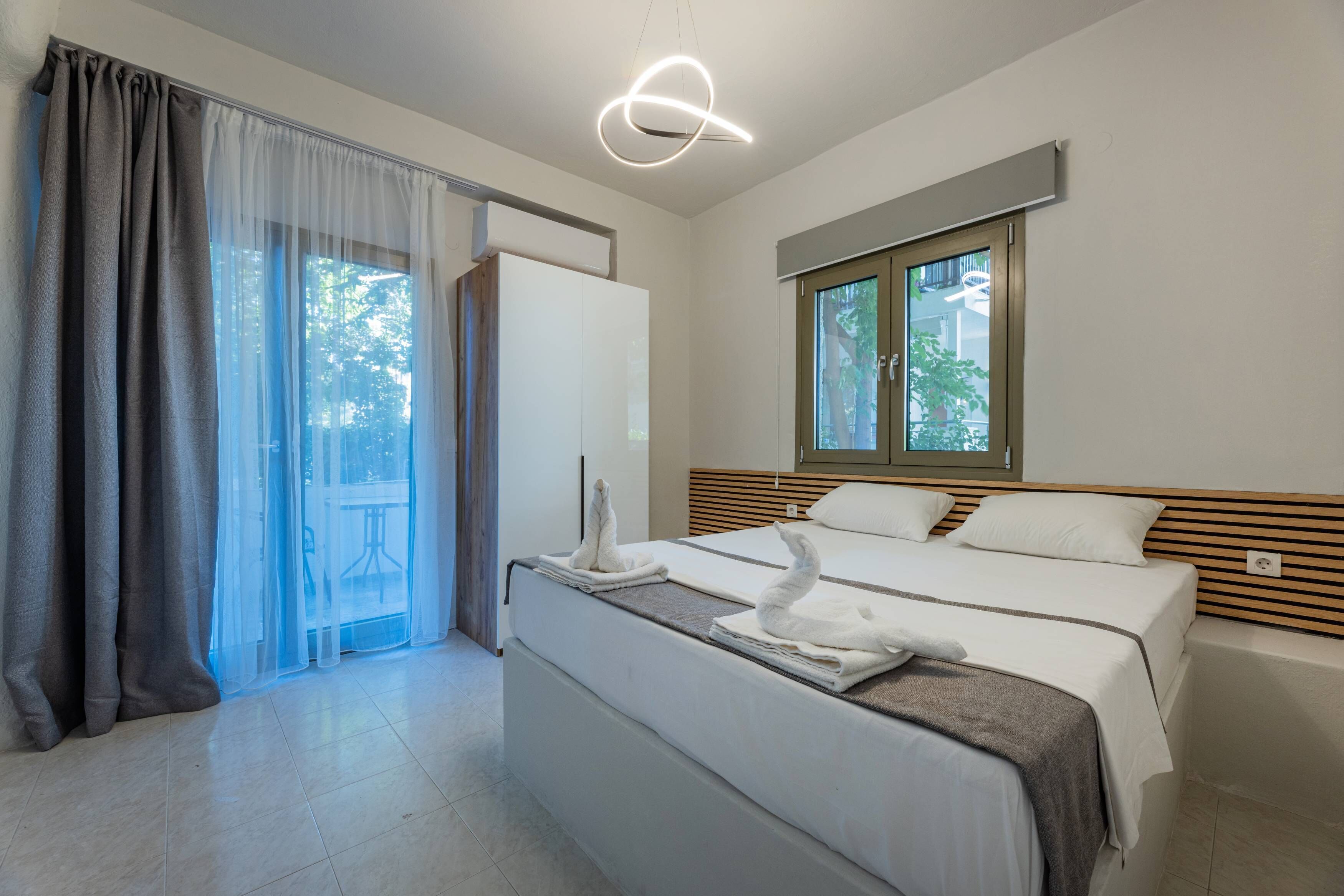 Habitación triple Deluxe, balcón, vista al jardín | Caja de seguridad en la habitación y espacio para trabajar con laptop 