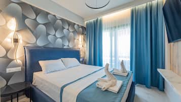 Superior-Vierbettzimmer, Balkon, Meerblick | Zimmersafe, laptopgeeigneter Arbeitsplatz, Bügeleisen/Bügelbrett