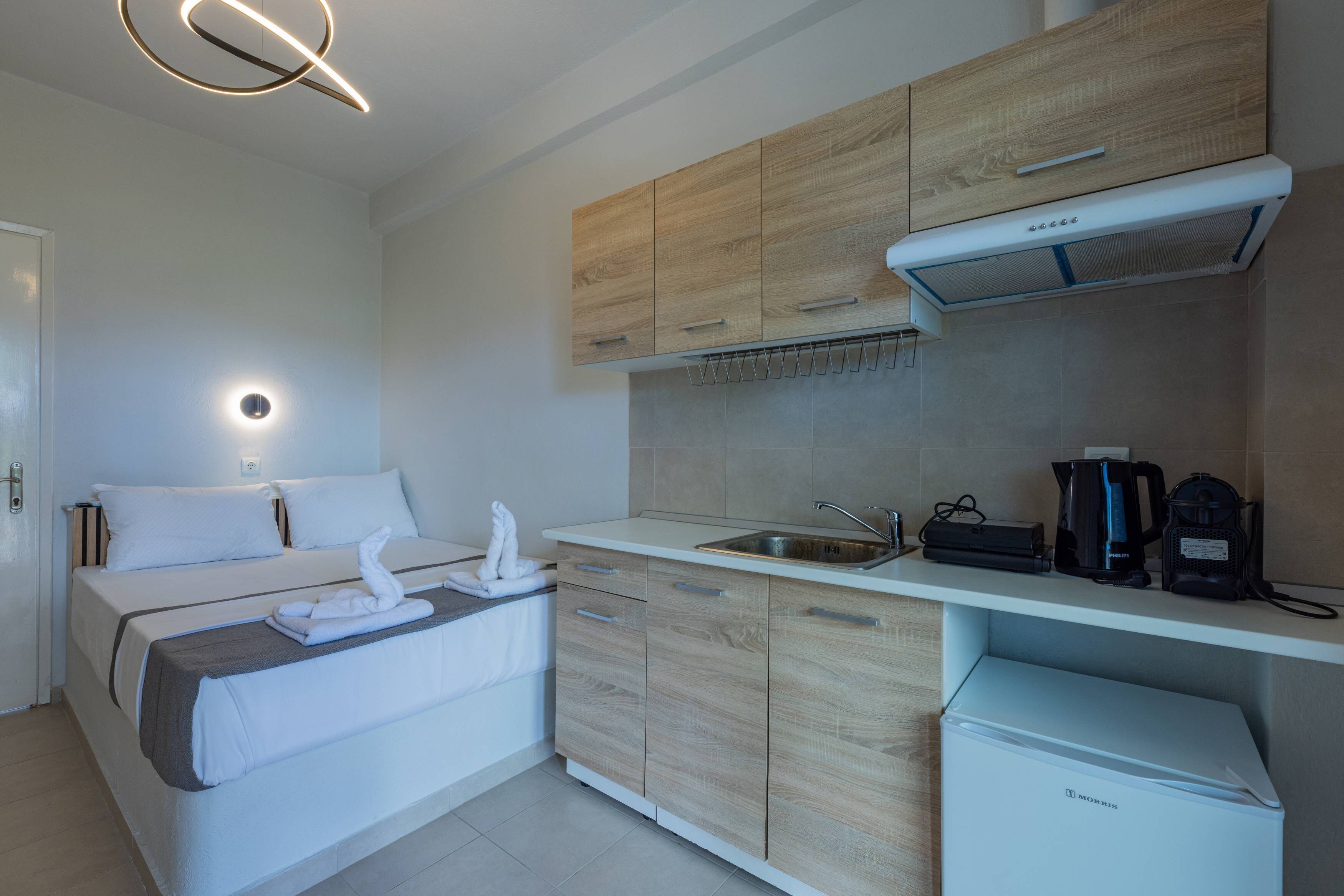 In-room safe, laptop workspace, iron/ironing board, free WiFi