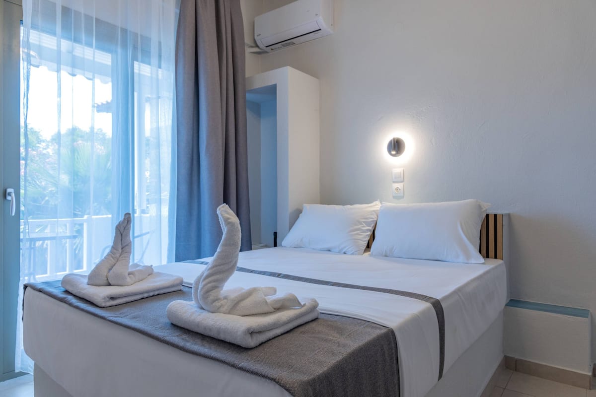Deluxe-Apartment, Balkon, Gartenblick | Zimmersafe, laptopgeeigneter Arbeitsplatz, Bügeleisen/Bügelbrett