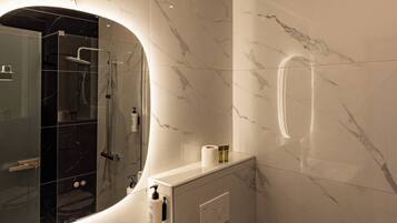 Superior-Doppelzimmer, Balkon, Meerblick | Badezimmer