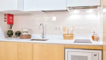 Full-sized fridge, microwave, stovetop, cookware/dishes/utensils