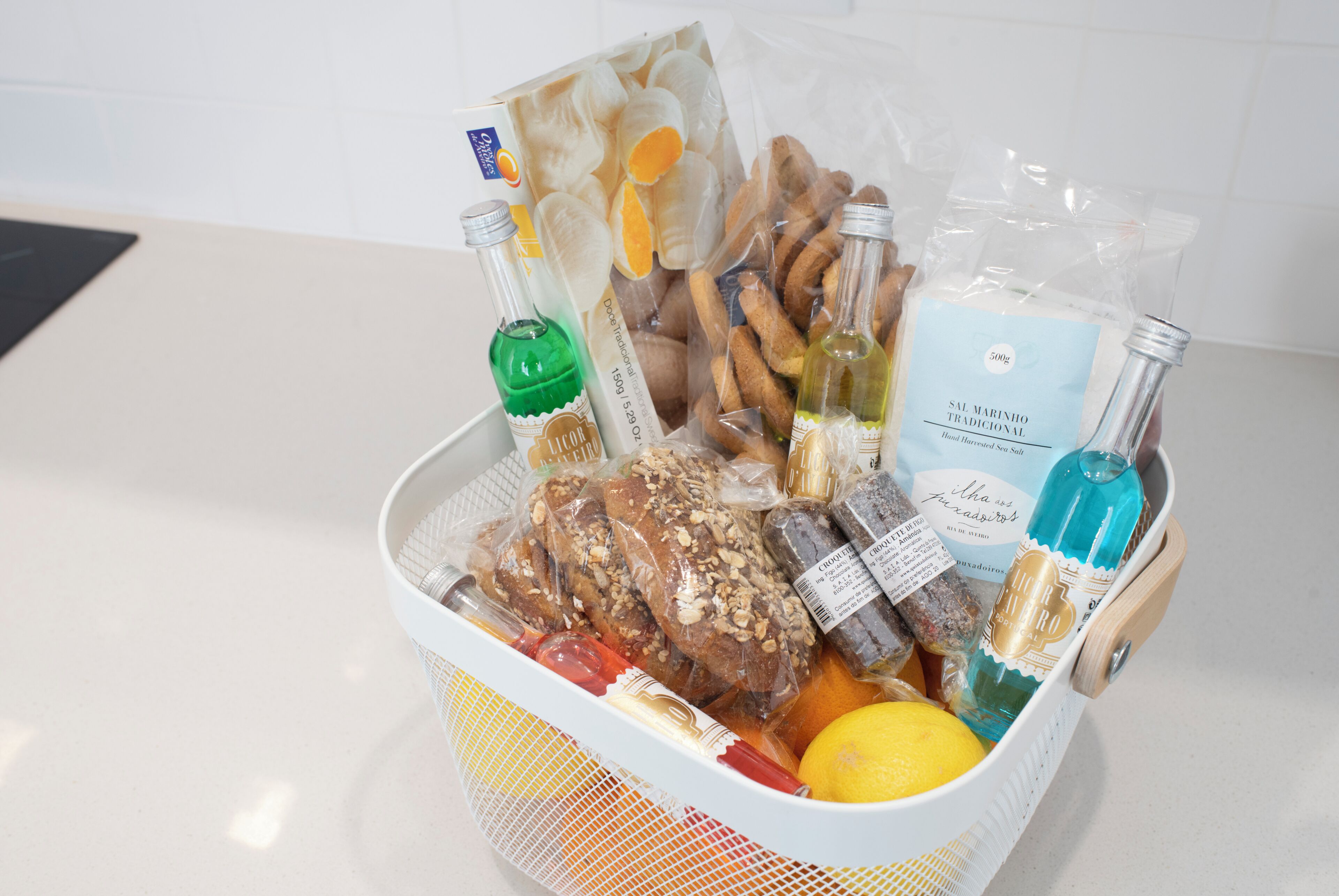Una cesta con diversos alimentos y botellas, probablemente para una comida o un refrigerio.