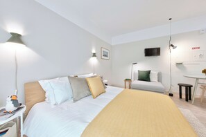 Desk, laptop workspace, free WiFi - Art Home Apartments (Aveiro)