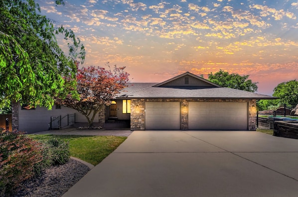 Exterior - Exec Furnished Home • Corp Relocation • Med Professionals • Micron • Ext Stays (Boise)