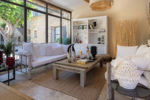 Ein modernes Wohnzimmer mit einer Couch, einem Couchtisch und einer weißen Schrankwand.