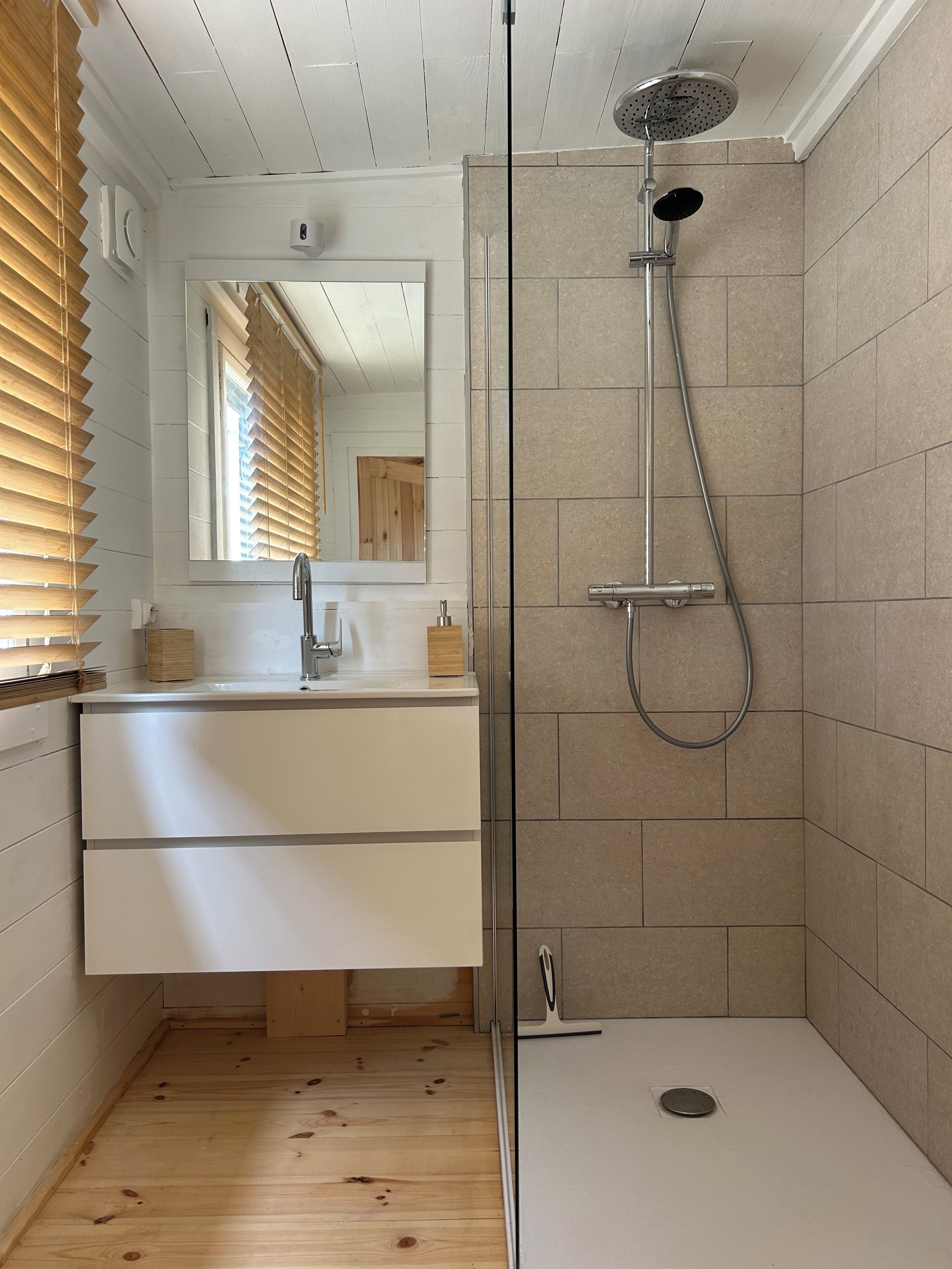 Sèche-cheveux, serviettes fournies, savon, papier toilette