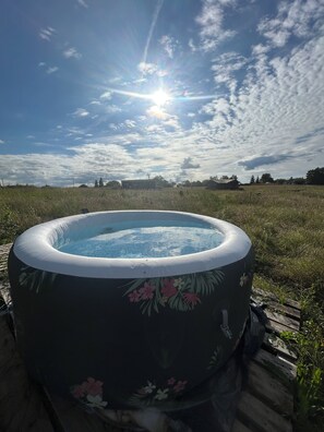 Outdoor spa tub - Vrbo Property (Lavalade)