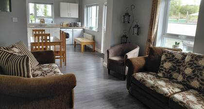 Cottage - Sleeps 6 - Parking