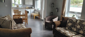 Cottage - Sleeps 6 - Parking