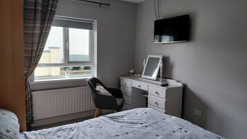 3 bedrooms, iron/ironing board, free WiFi, bed sheets