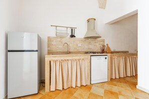 Eine Küche mit Kühlschrank, Geschirrspüler und Herd.