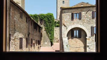 La Torre Grossa | Una cassaforte in camera, una scrivania, postazione laptop