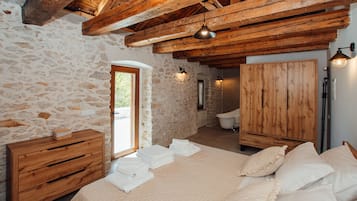 2 bedrooms, iron/ironing board, free WiFi, bed sheets
