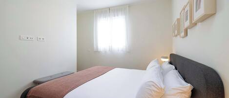 Tabla de planchar con plancha, cuna de viaje, wifi y ropa de cama