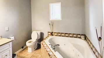 Douche, baignoire à remous, serviettes fournies, savon