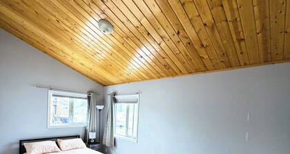 Charming Retreat with Stunning Views in Yellowknife's Prestigious Neighborhood