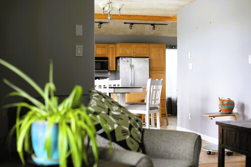Charming Retreat with Stunning Views in Yellowknife's Prestigious Neighborhood