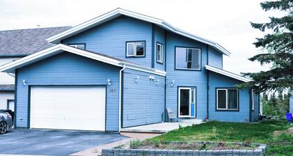 Charming Retreat with Stunning Views in Yellowknife's Prestigious Neighborhood