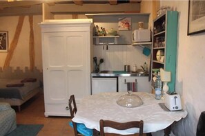 Private kitchen - Vrbo Property (Bergerac)
