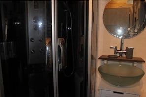Bathroom - Vrbo Property (Bergerac)