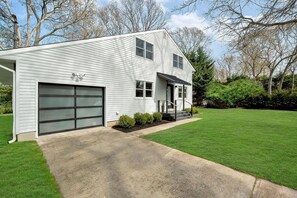 Exterior - Spacious & Modern 5-bedroom in Sag Harbor, walk to bay (Sag Harbor)