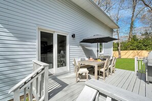 Outdoor dining - Spacious & Modern 5-bedroom in Sag Harbor, walk to bay (Sag Harbor)