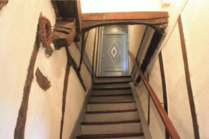 A narrow staircase with wooden handrails and a door at the top. - Duplex de la Mirpe (Bergerac)