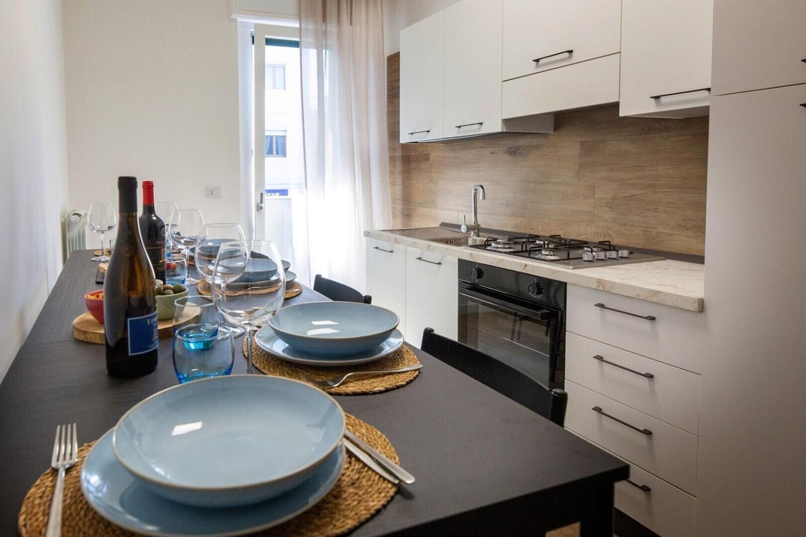 Frigorífico, microondas, horno y placa de cocina