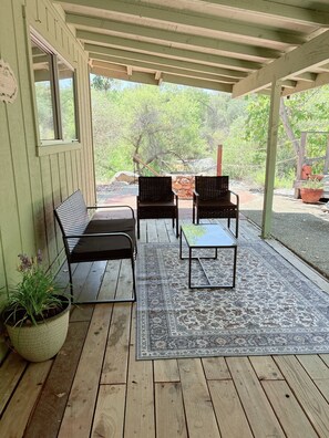 Terrace/patio - The Bridge at Springville PRIVATE RIVER ACCESS Sierra Foothills Near Sequoias (Springville)