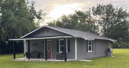 Immaculate 2-bedroom cottage with AC in Lake City, FL