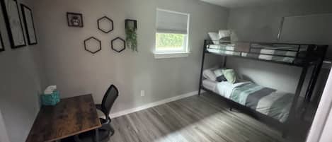 2 habitaciones, tabla de planchar con plancha, wifi y ropa de cama