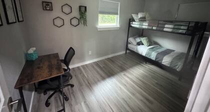 Immaculate 2-bedroom cottage with AC in Lake City, FL