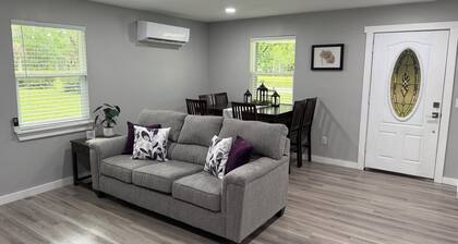 Immaculate 2-bedroom cottage with AC in Lake City, FL
