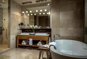 Tina con regadera, amenidades de baño gratuitas, secadora de cabello 
