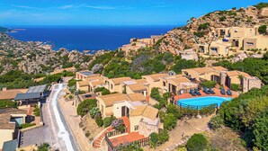 A coastal village with terracotta-roofed buildings, a swimming pool, and a view of the sea. - Solo Amore 2 Villa in the Costa Paradiso Sardinia Resort with a Pool (Costa Paradiso)