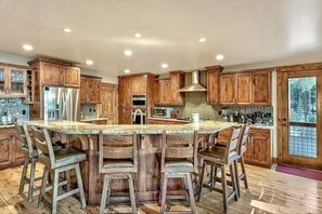 Coffee/tea maker, fridge, microwave, oven - Lakeview Grand Lodge | Rooftop Deck | Theater (South Lake Tahoe)