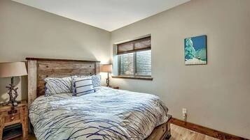8 bedrooms, desk, iron/ironing board, WiFi