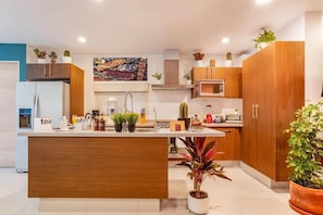 Coffee/tea maker, fridge, microwave, oven - Roma Norte Grand Stay 3BR / AC (Ciudad de México)