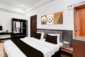 Ein modernes Hotelzimmer mit einem großen Bett, einem Nachttisch und einem Spiegel.